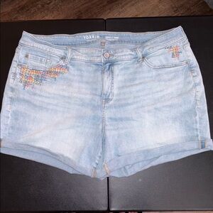#T906- Torrid 5” Mid-Rise Vintage Stretch Embroidered Denim Shorts- 20W